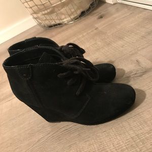 DV BY DOLCE VITA WEDGE BOOTIES